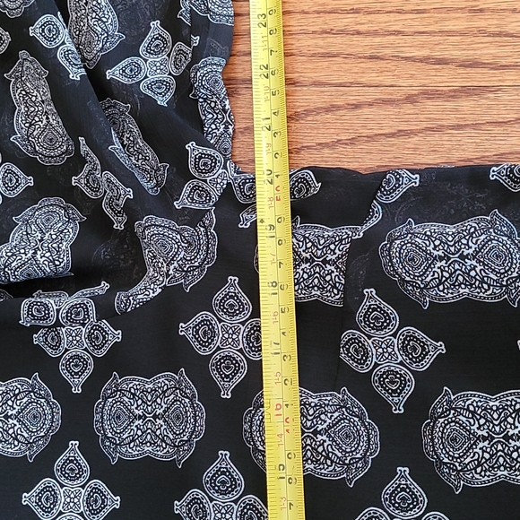 Rose and Olive Tiered Hemline Vee Neckline Graphic Print Dress - Size Medium - Picture 11 of 14